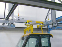 Handhängebahn mit hydropneumatischer Drehscheibe und Hubstation im Lackier- und Montagebereich eines Fahrzeugkabinenherstellers