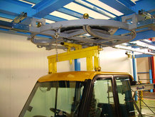 Handhängebahn mit hydropneumatischer Drehscheibe und Hubstation im Lackier- und Montagebereich eines Fahrzeugkabinenherstellers
