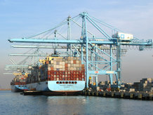 Ein Schiff in einem Container Terminal ladenden  STS Container Kran